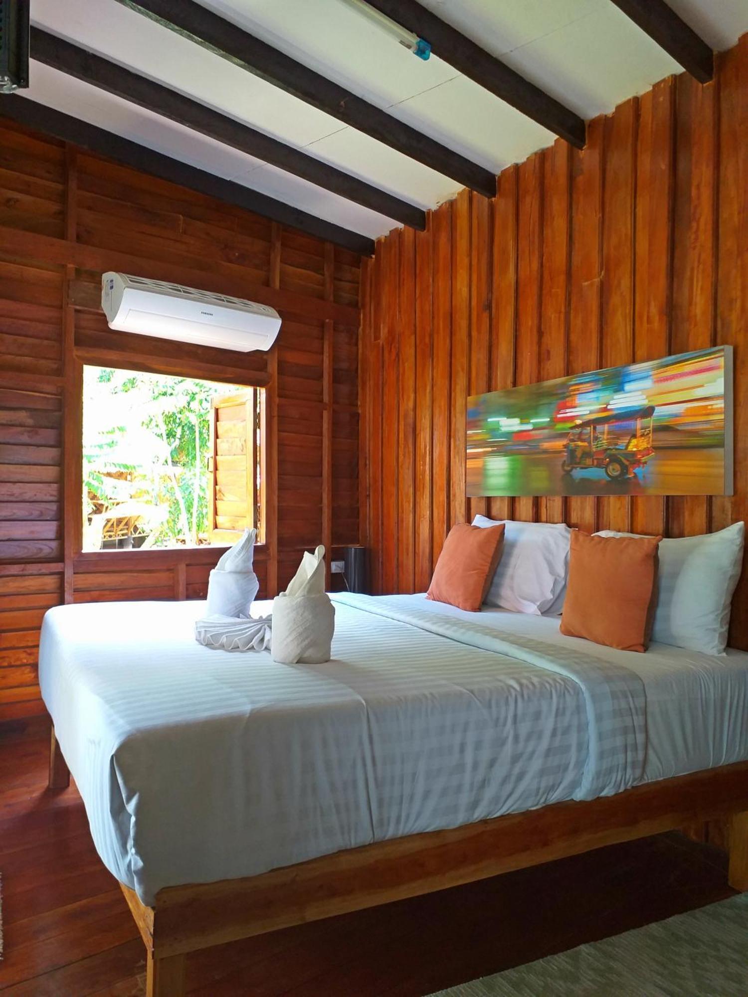 The Ford Sunset Beach Resort Wok Tum Екстер'єр фото
